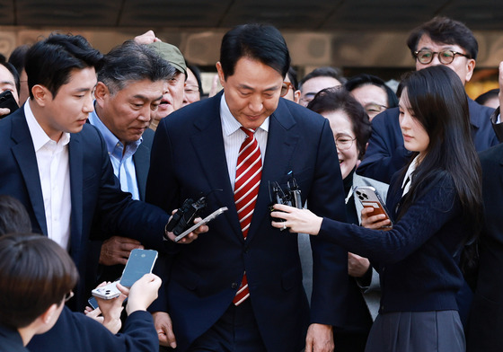 지지자들에게 인사하며 법원 나서는 오세훈 시장