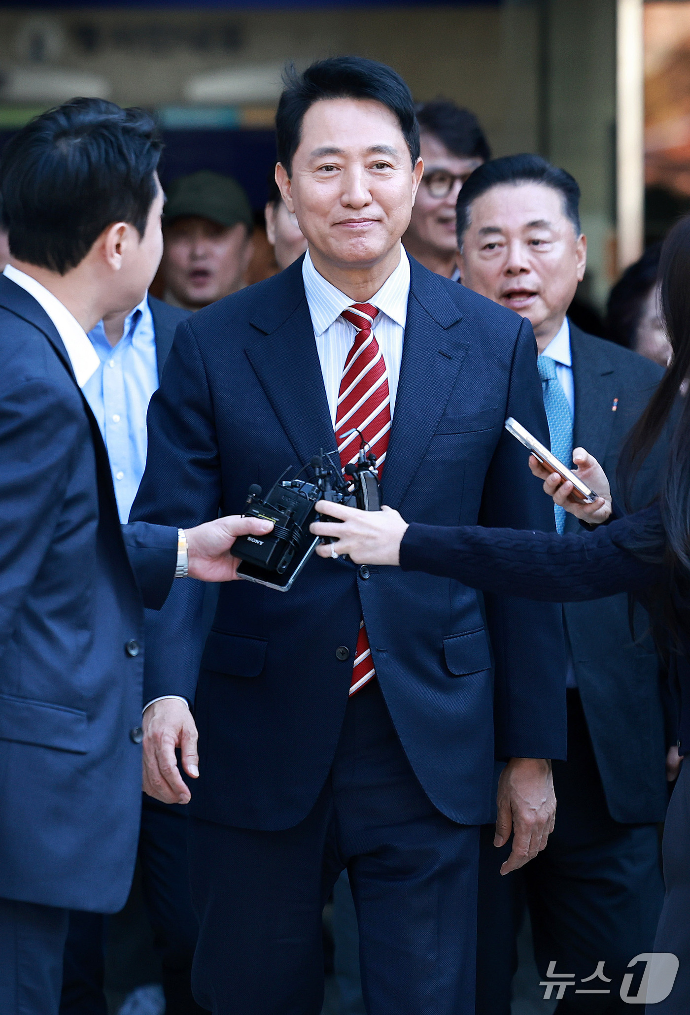(서울=뉴스1) 구윤성 기자 = 오세훈 서울시장이 23일 서울 서초구 서울고등법원에서 열린 '명태균 여론조사 대납 의혹 사건' 항소심 선고 공판에서 무죄 판결을 받고 법원을 나서고 …