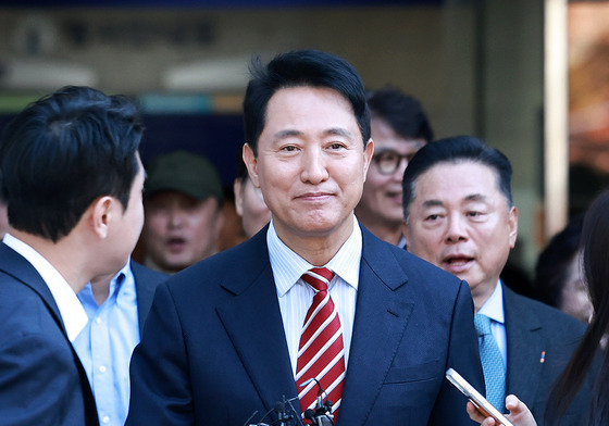 미소 띤 얼굴로 법원 나서는 오세훈 시장