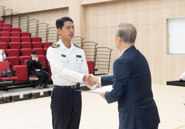 고 이종근 하사, 72년 만에 화랑무공훈장…손자 "자랑스러워"