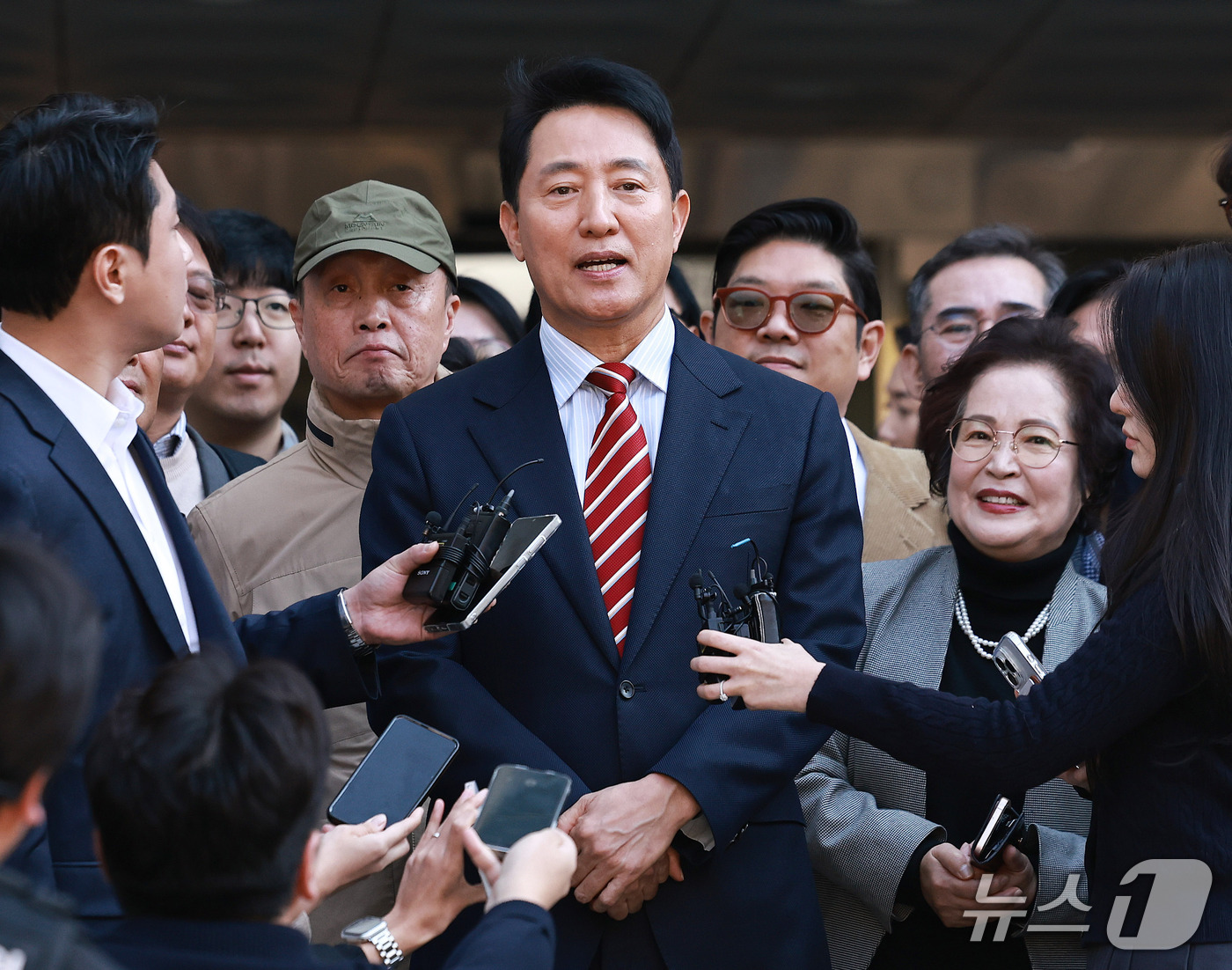 (서울=뉴스1) 구윤성 기자 = 오세훈 서울시장이 23일 서울 서초구 서울고등법원에서 열린 '명태균 여론조사 대납 의혹 사건' 항소심 선고 공판에서 무죄 판결을 받고 법원을 나서며 …