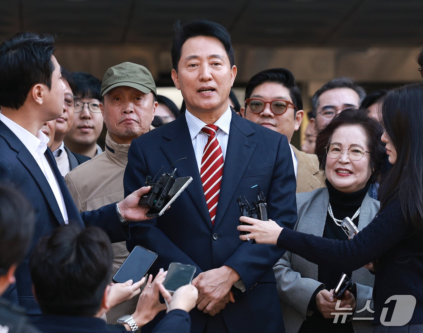본문 이미지 - 오세훈 서울시장이 23일 서울 서초구 서울고등법원에서 열린 '명태균 여론조사 대납 의혹 사건' 항소심 선고 공판에서 무죄 판결을 받고 법원을 나서며 입장을 밝히고 있다. 2026.10.23 ⓒ 뉴스1 구윤성 기자