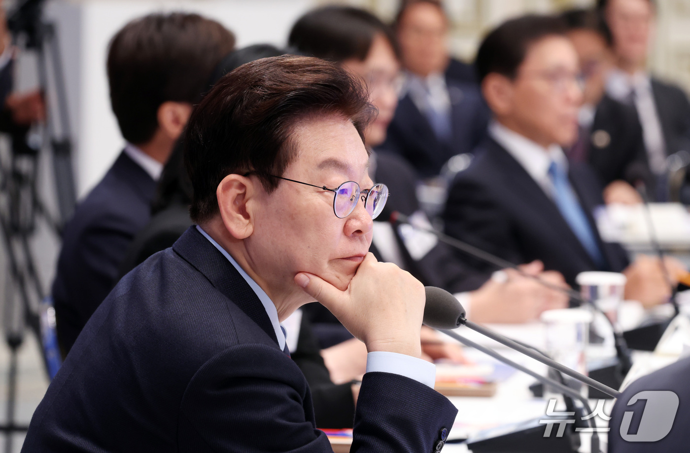 (서울=뉴스1) 이재명 기자 = 이재명 대통령이 23일 청와대 영빈관에서 열린 규제합리화위원회 제2차 전체회의에서 참석자들의 발언을 경청하고 있다. 2026.10.23/뉴스1