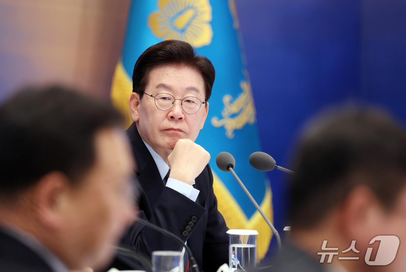 (서울=뉴스1) 이재명 기자 = 이재명 대통령이 23일 청와대 영빈관에서 열린 규제합리화위원회 제2차 전체회의에서 참석자들의 발언을 경청하고 있다. 2026.10.23/뉴스1