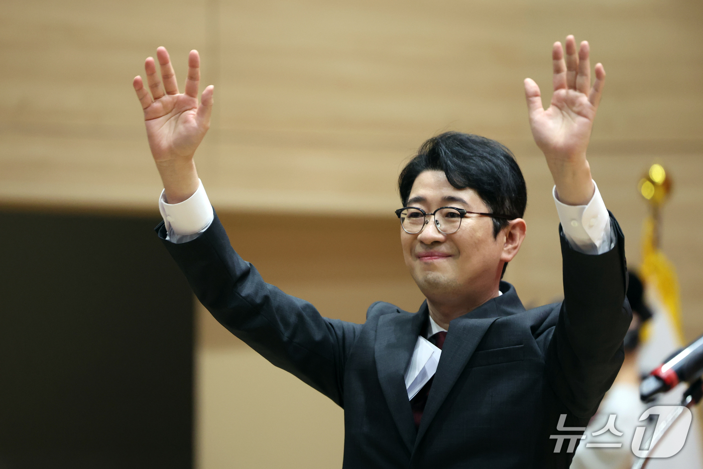 (서울=뉴스1) 황기선 기자 = 주진우 국민의힘 의원이 23일 서울 여의도 국회 의원회관에서 열린 '입틀막법 총력투쟁 결의대회'에서 참석자들에게 인사하고 있다. 2026.10.23 …