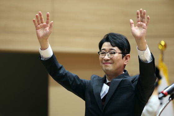 손 들어 인사하는 주진우 의원
