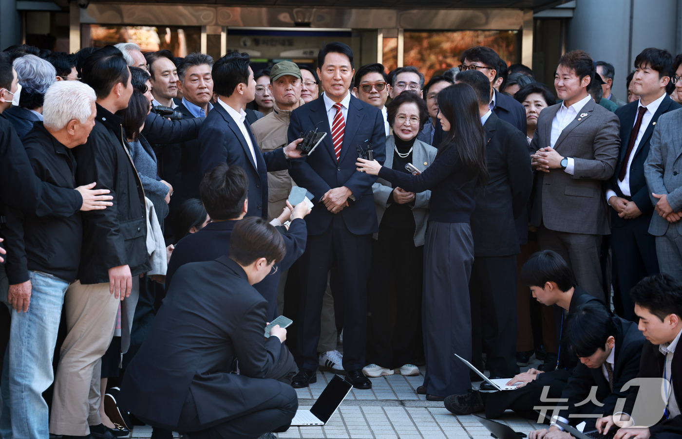 (서울=뉴스1) 구윤성 기자 = 오세훈 서울시장이 23일 서울 서초구 서울고등법원에서 열린 '명태균 여론조사 대납 의혹 사건' 항소심 선고 공판에서 무죄 판결을 받고 법원을 나서며 …
