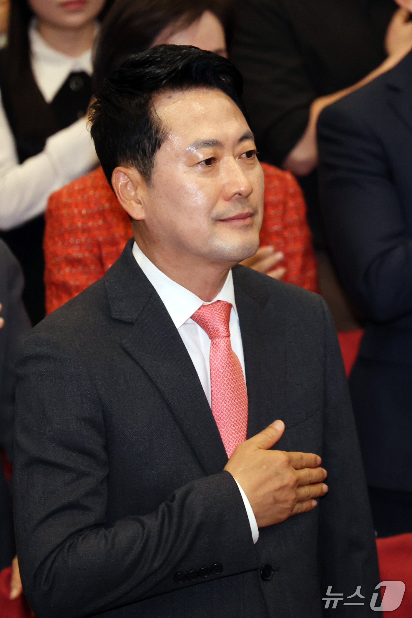 (서울=뉴스1) 황기선 기자 = 장동혁 국민의힘 대표가 23일 서울 여의도 국회 의원회관에서 열린 '입틀막법 총력투쟁 결의대회'에서 국민의례를 하고 있다. 2026.10.23/뉴스 …