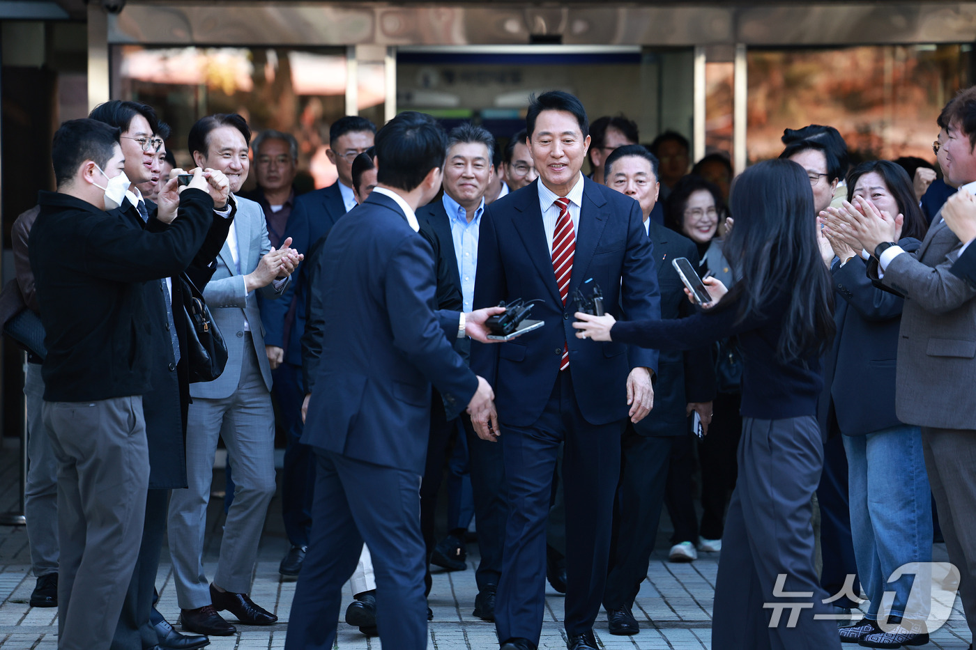 (서울=뉴스1) 구윤성 기자 = 오세훈 서울시장이 23일 서울 서초구 서울고등법원에서 열린 '명태균 여론조사 대납 의혹 사건' 항소심 선고 공판에서 무죄 판결을 받고 법원을 나서고 …