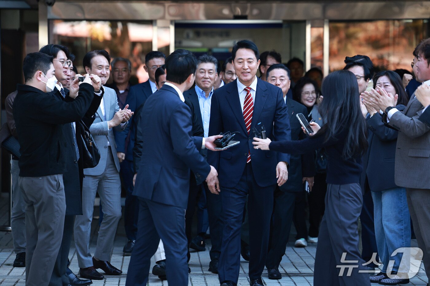 본문 이미지 - 오세훈 서울시장이 23일 서울 서초구 서울고등법원에서 열린 '명태균 여론조사 대납 의혹 사건' 항소심 선고 공판에서 무죄 판결을 받고 법원을 나서고 있다. 2026.10.23 ⓒ 뉴스1 구윤성 기자
