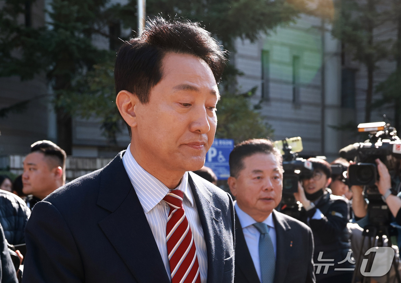 (서울=뉴스1) 구윤성 기자 = 오세훈 서울시장이 23일 서울 서초구 서울고등법원에서 열린 '명태균 여론조사 대납 의혹 사건' 항소심 선고 공판에서 무죄 판결을 받고 법원을 나서고 …