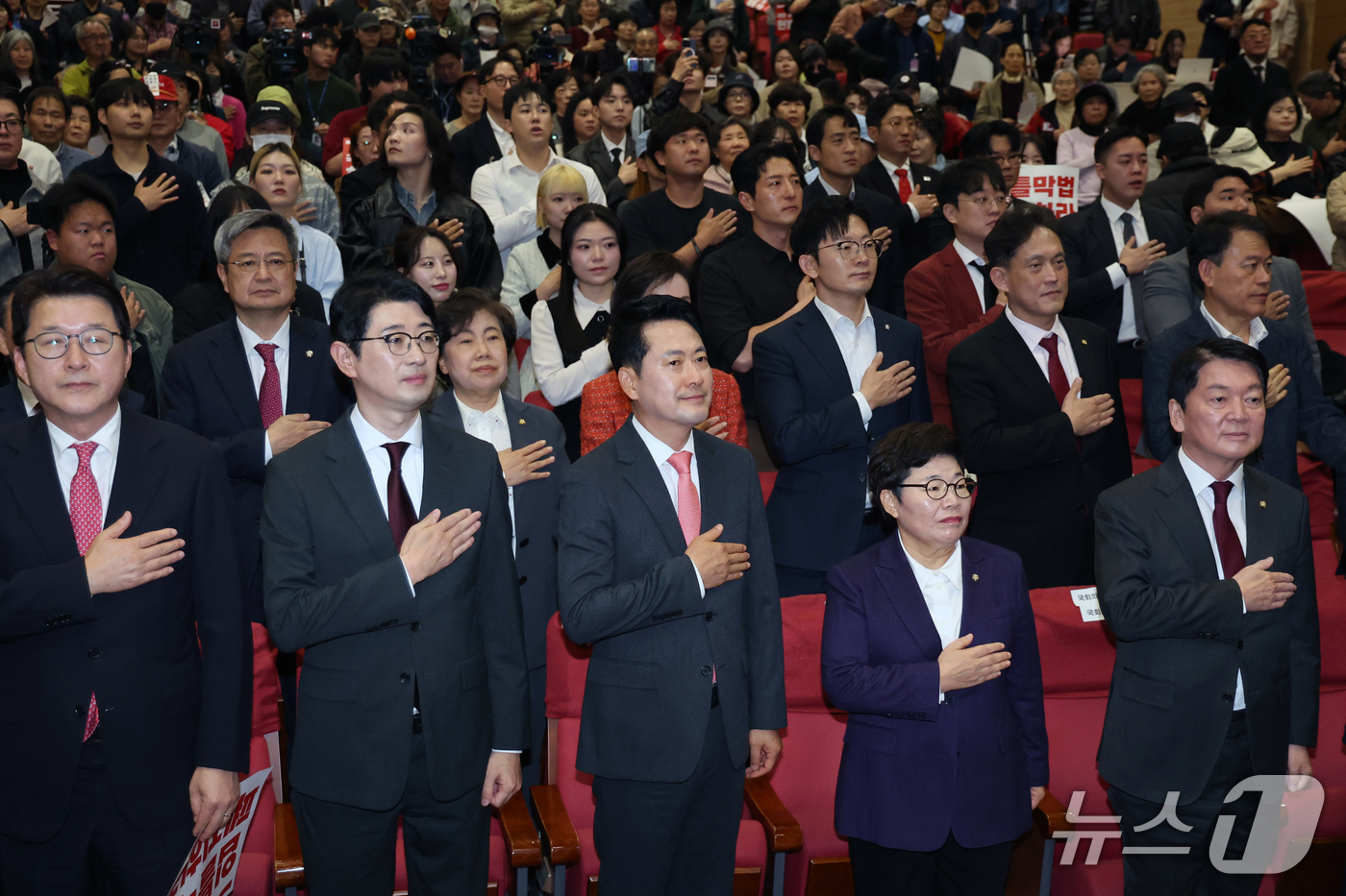 (서울=뉴스1) 황기선 기자 = 장동혁 국민의힘 대표가 23일 서울 여의도 국회 의원회관에서 열린 '입틀막법 총력투쟁 결의대회'에서 참석자들과 국민의례를 하고 있다. 2026.10 …