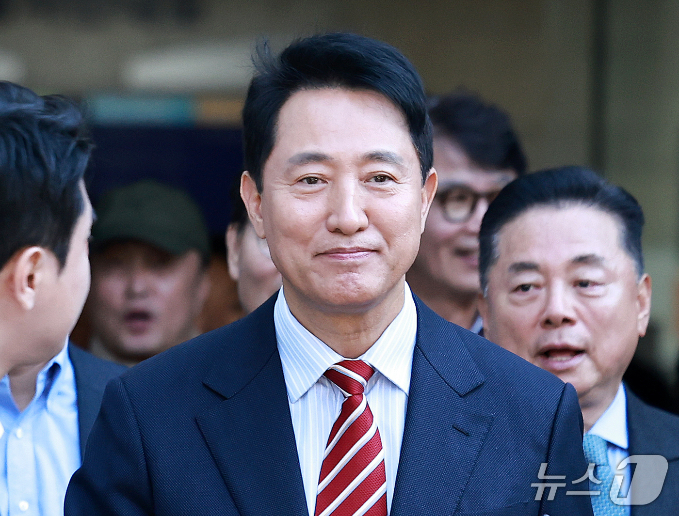 (서울=뉴스1) 구윤성 기자 = 오세훈 서울시장이 23일 서울 서초구 서울고등법원에서 열린 '명태균 여론조사 대납 의혹 사건' 항소심 선고 공판에서 무죄 판결을 받고 법원을 나서고 …