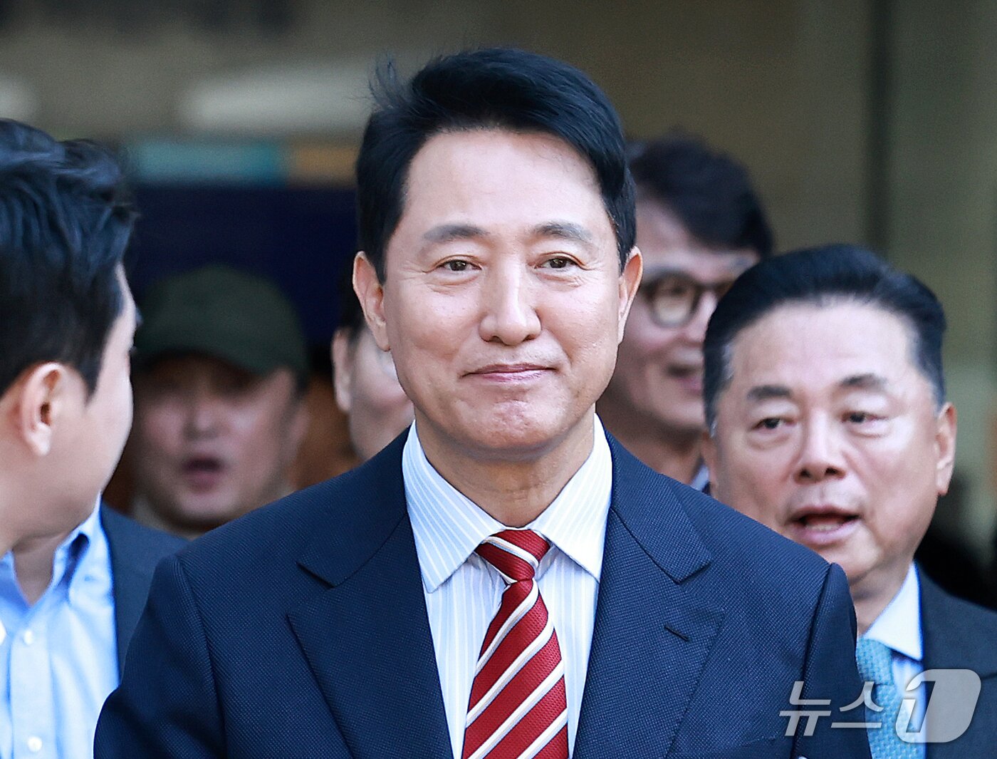 본문 이미지 - 오세훈 서울시장이 23일 서울 서초구 서울고등법원에서 열린 '명태균 여론조사 대납 의혹 사건' 항소심 선고 공판에서 무죄 판결을 받고 법원을 나서고 있다. ⓒ 뉴스1 구윤성 기자