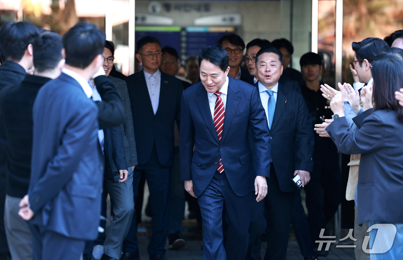 (서울=뉴스1) 구윤성 기자 = 오세훈 서울시장이 23일 서울 서초구 서울고등법원에서 열린 '명태균 여론조사 대납 의혹 사건' 항소심 선고 공판에서 무죄 판결을 받고 법원을 나서고 …