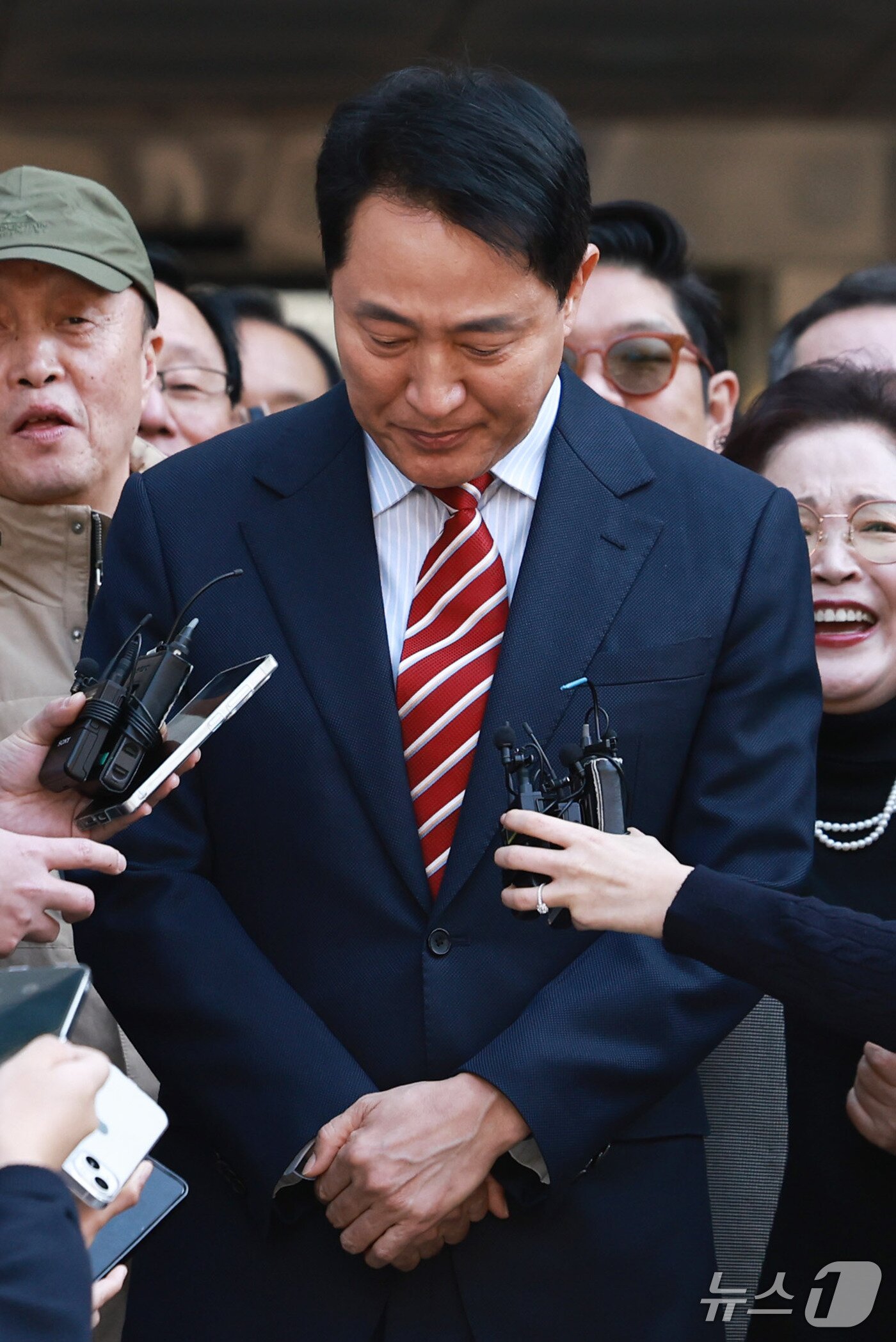 본문 이미지 - 오세훈 서울시장이 23일 서울 서초구 서울고등법원에서 열린 '명태균 여론조사 대납 의혹 사건' 항소심 선고 공판에서 무죄 판결을 받고 입장을 밝히며 울먹이고 있다. 2026.10.23 ⓒ 뉴스1 구윤성 기자