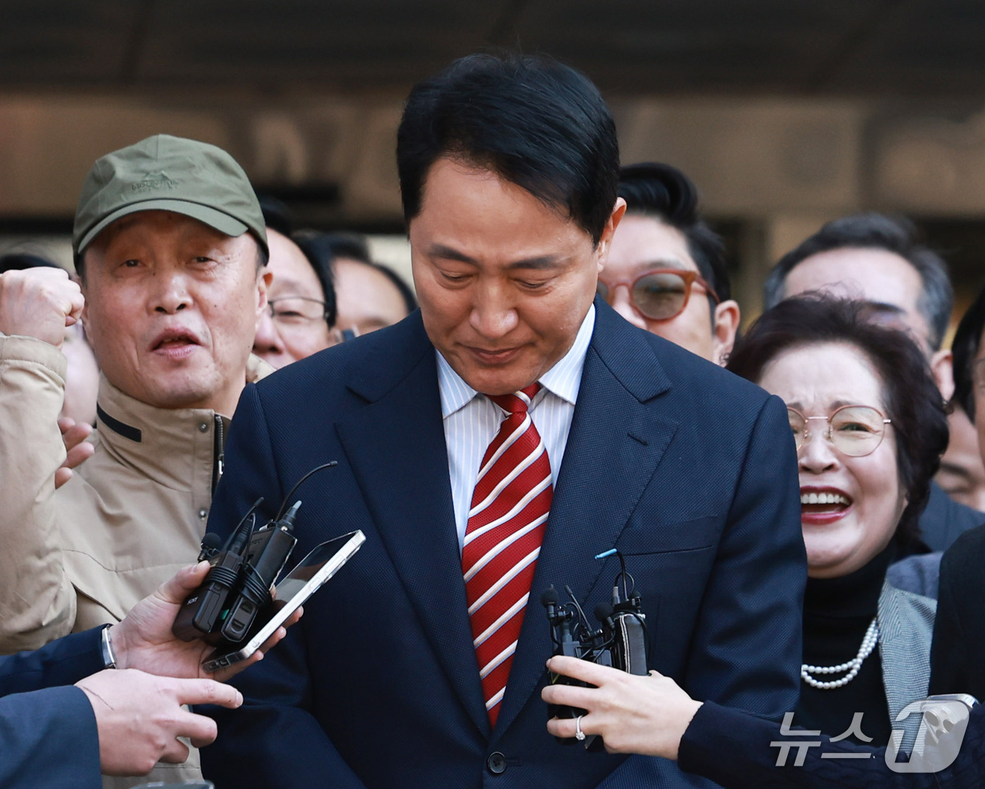 (서울=뉴스1) 구윤성 기자 = 오세훈 서울시장이 23일 서울 서초구 서울고등법원에서 열린 '명태균 여론조사 대납 의혹 사건' 항소심 선고 공판에서 무죄 판결을 받고 입장을 밝히며 …
