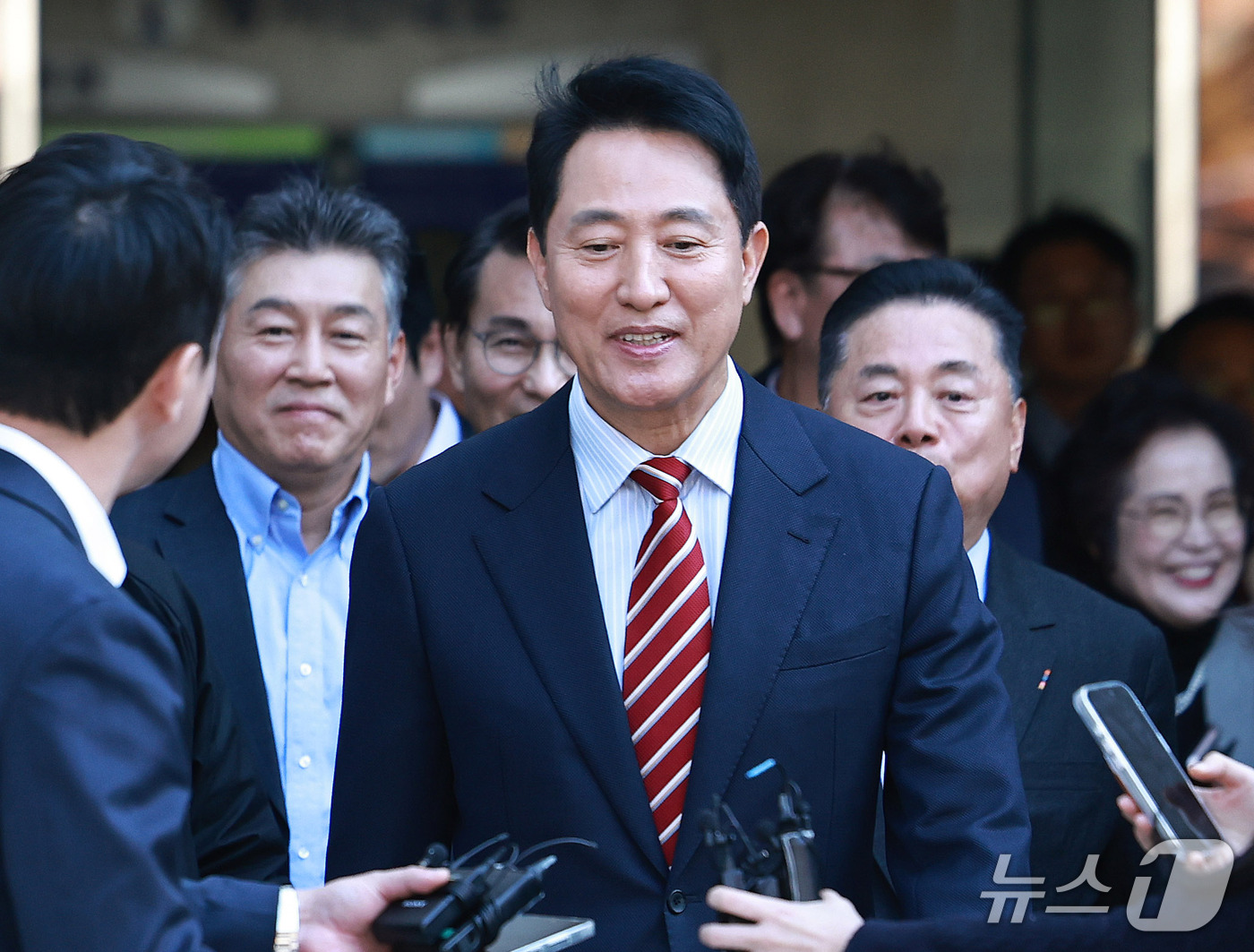 (서울=뉴스1) 구윤성 기자 = 오세훈 서울시장이 23일 서울 서초구 서울고등법원에서 열린 '명태균 여론조사 대납 의혹 사건' 항소심 선고 공판에서 무죄 판결을 받고 법원을 나서고 …