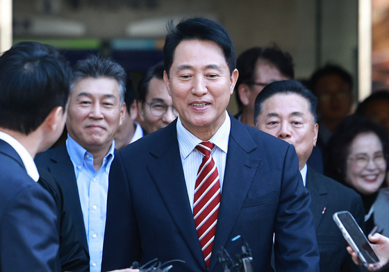 '항소심 무죄' 법원 나서는 오세훈