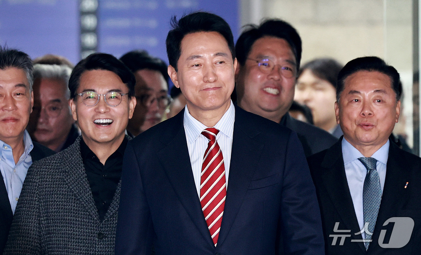 (서울=뉴스1) 구윤성 기자 = 오세훈 서울시장이 23일 서울 서초구 서울고등법원에서 열린 '명태균 여론조사 대납 의혹 사건' 항소심 선고 공판에서 무죄 판결을 받고 법원을 나서고 …