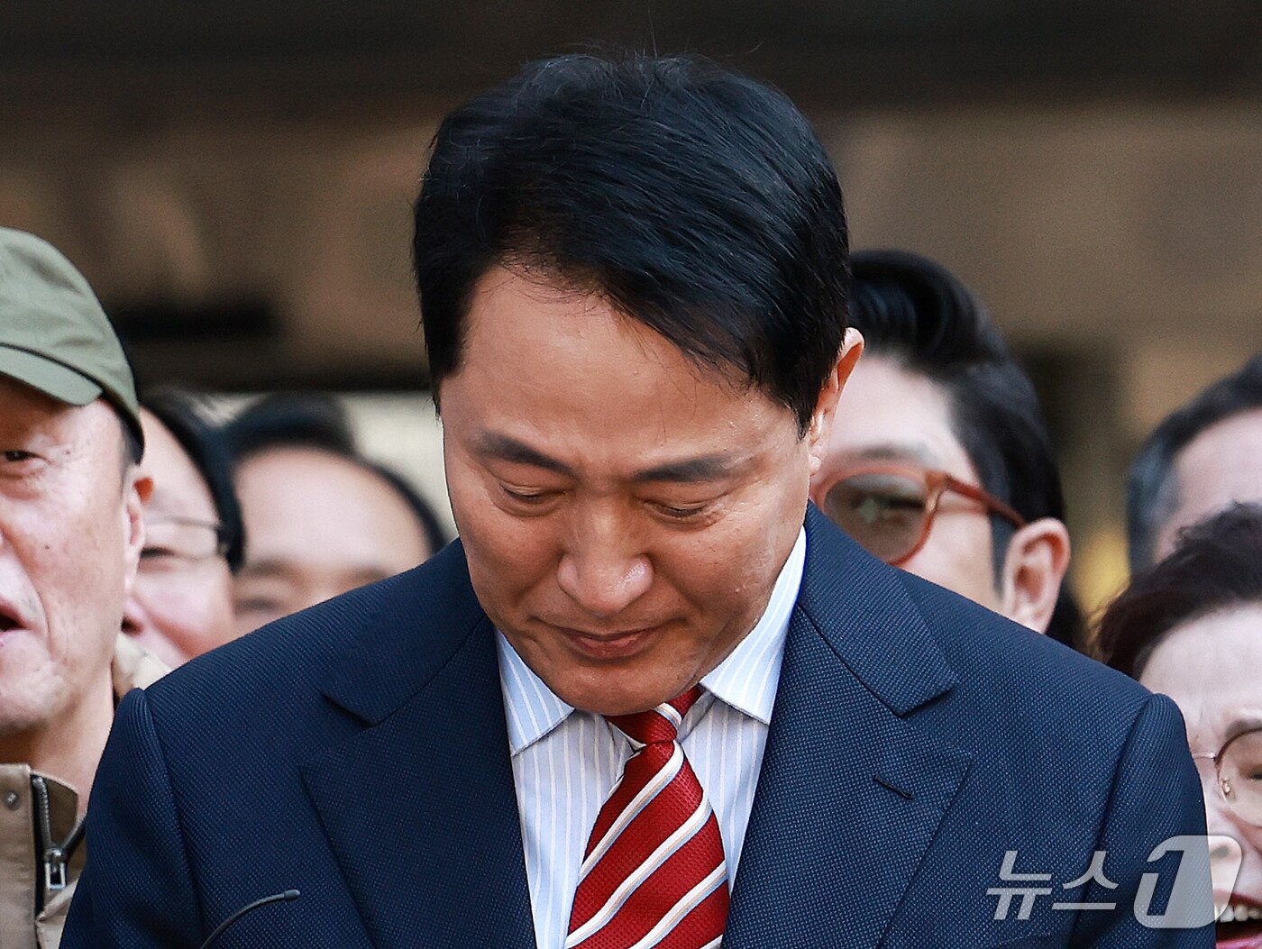 본문 이미지 - 오세훈 서울시장이 23일 서울 서초구 서울고등법원에서 열린 '명태균 여론조사 대납 의혹 사건' 항소심 선고 공판에서 무죄 판결을 받고 입장을 밝히며 울먹이고 있다. 2026.10.23 ⓒ 뉴스1 구윤성 기자