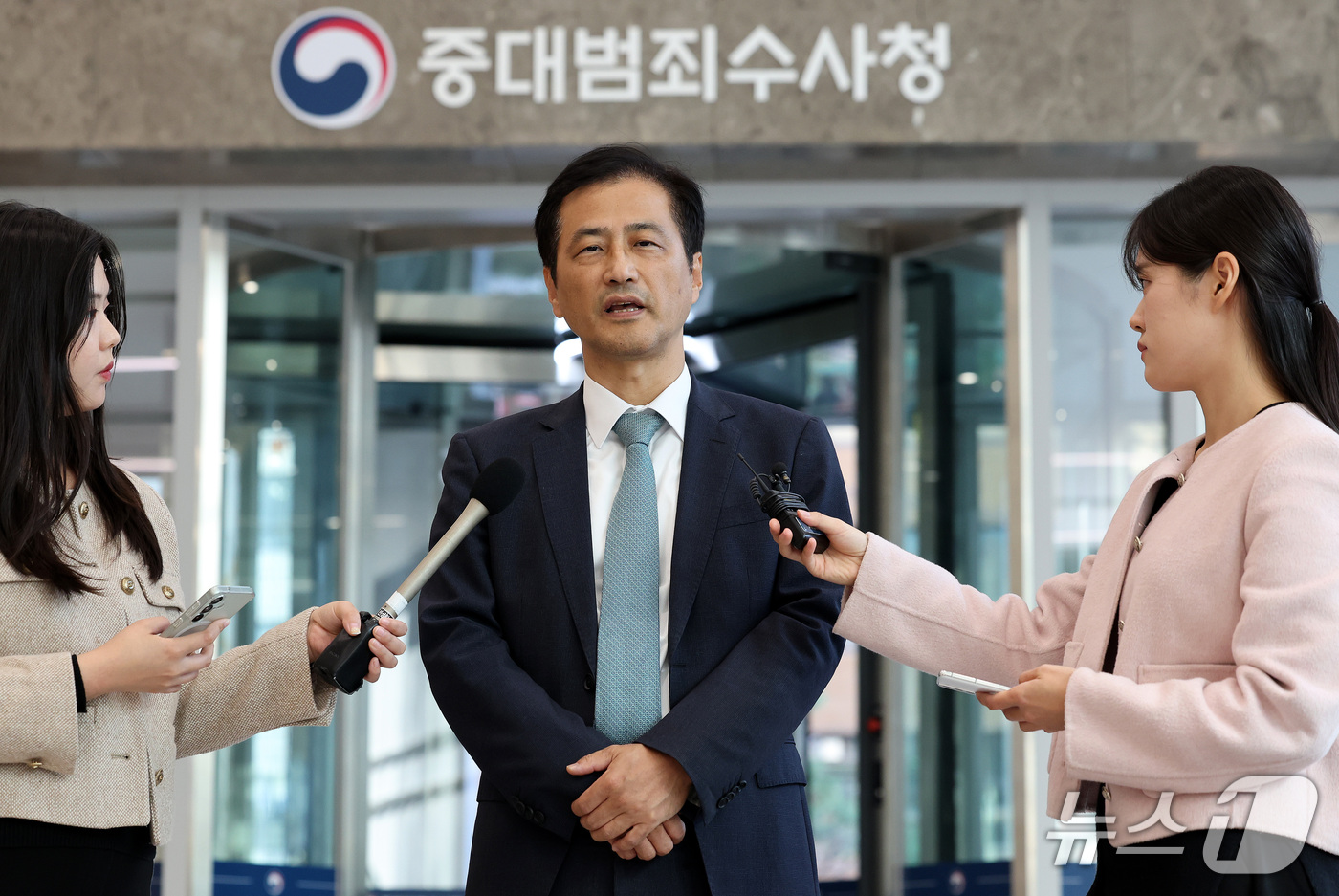 (서울=뉴스1) 박지혜 기자 = 이태한 선관위 특별검사가 23일 오후 서울 중구 중대범죄수사청을 찾아 취재진의 질문에 답하고 있다.이 특검은 추가 수사 인력 파견을 요청한 지 2주 …