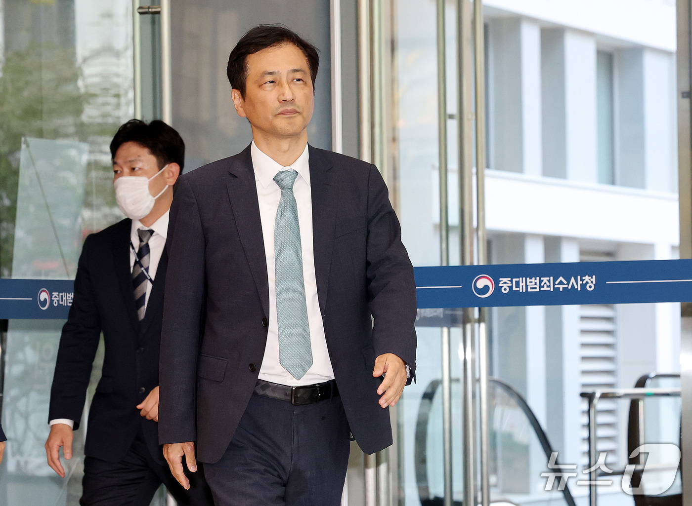(서울=뉴스1) 박지혜 기자 = 이태한 선관위 특별검사가 23일 오후 서울 중구 중대범죄수사청에 도착하고 있다.이 특검은 추가 수사 인력 파견을 요청한 지 2주 넘게 인력 충원이 …