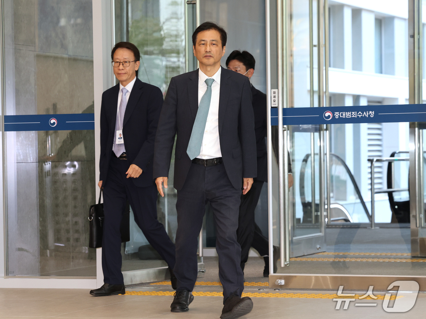(서울=뉴스1) 박지혜 기자 = 이태한 선관위 특별검사가 23일 오후 서울 중구 중대범죄수사청에 도착하고 있다.이 특검은 추가 수사 인력 파견을 요청한 지 2주 넘게 인력 충원이 …