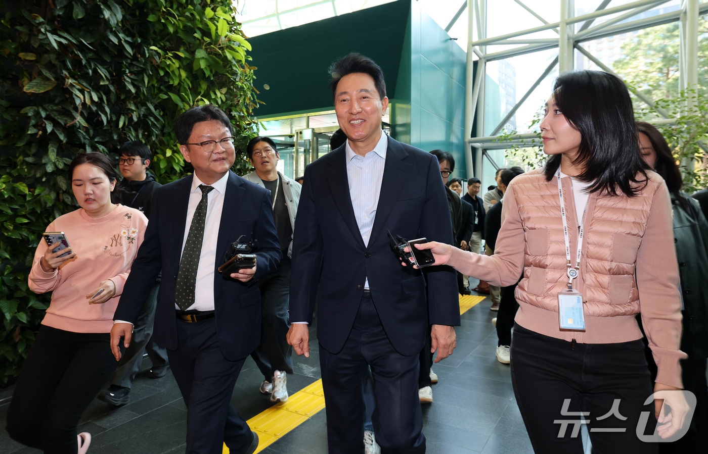 (서울=뉴스1) 박세연 기자 = '여론조사비 대납' 의혹으로 기소돼 2심에서 무죄를 선고 받은 오세훈 서울시장이 23일 오후 중구 서울시청으로 들어서고 있다. 2026.10.23/ …