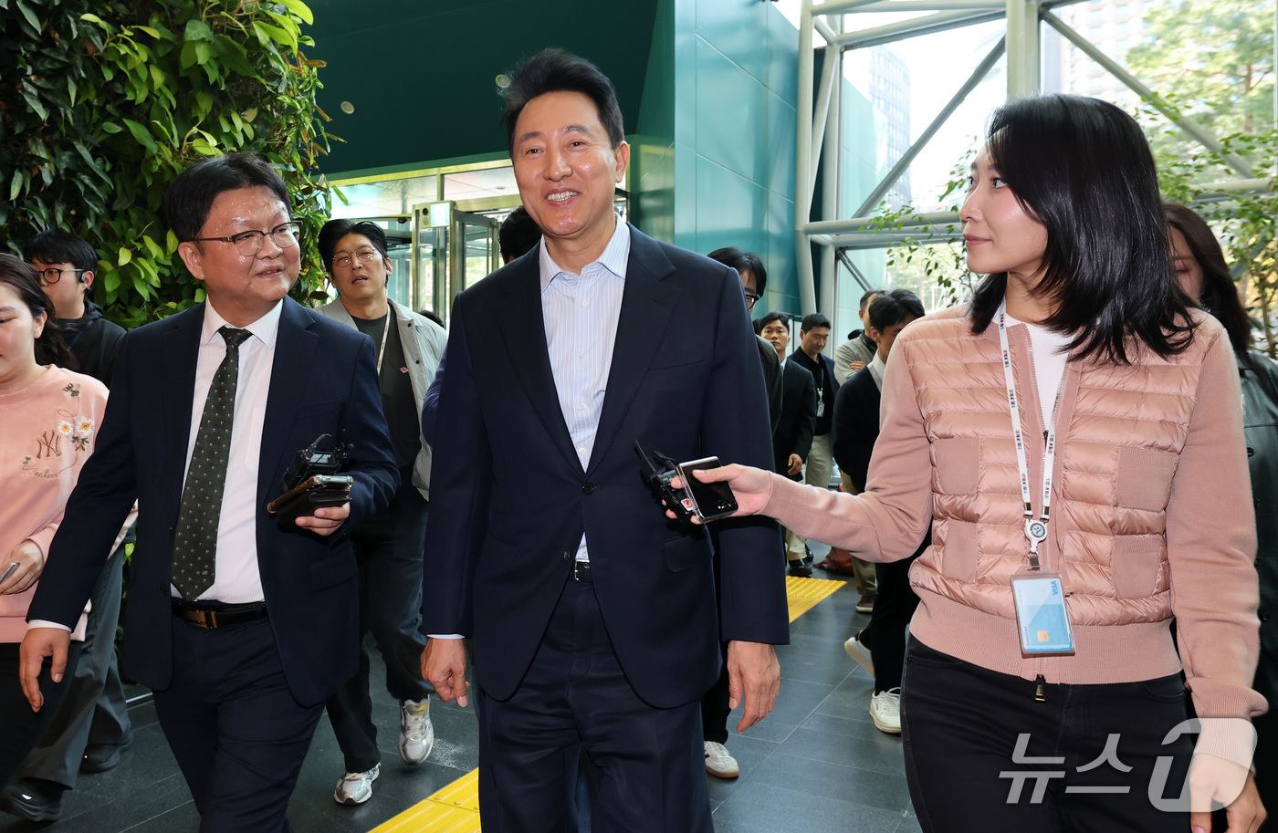 (서울=뉴스1) 박세연 기자 = '여론조사비 대납' 의혹으로 기소돼 2심에서 무죄를 선고 받은 오세훈 서울시장이 23일 오후 중구 서울시청으로 들어서고 있다. 2026.10.23/ …