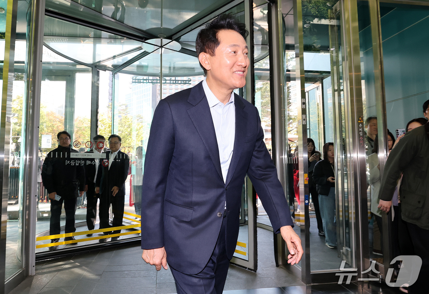 (서울=뉴스1) 박세연 기자 = '여론조사비 대납' 의혹으로 기소돼 2심에서 무죄를 선고 받은 오세훈 서울시장이 23일 오후 중구 서울시청으로 들어서고 있다.  2026.10.23 …