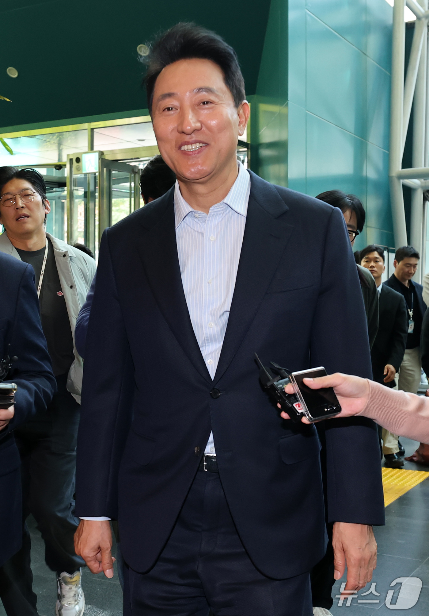 (서울=뉴스1) 박세연 기자 = '여론조사비 대납' 의혹으로 기소돼 2심에서 무죄를 선고 받은 오세훈 서울시장이 23일 오후 중구 서울시청으로 들어서고 있다.  2026.10.23 …
