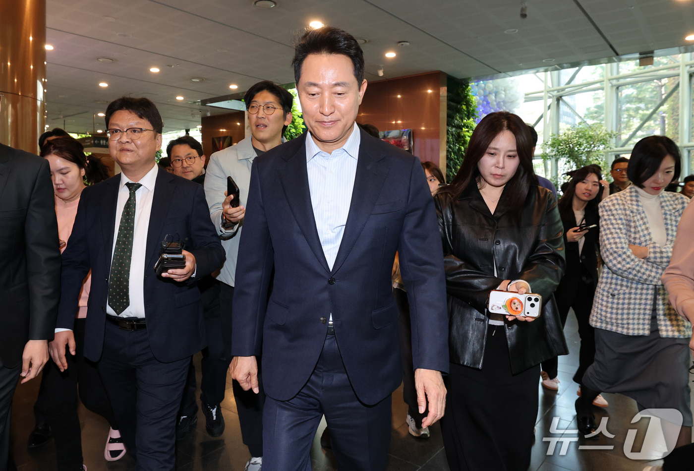 (서울=뉴스1) 박세연 기자 = '여론조사비 대납' 의혹으로 기소돼 2심에서 무죄를 선고 받은 오세훈 서울시장이 23일 오후 중구 서울시청으로 들어서고 있다.  2026.10.23 …