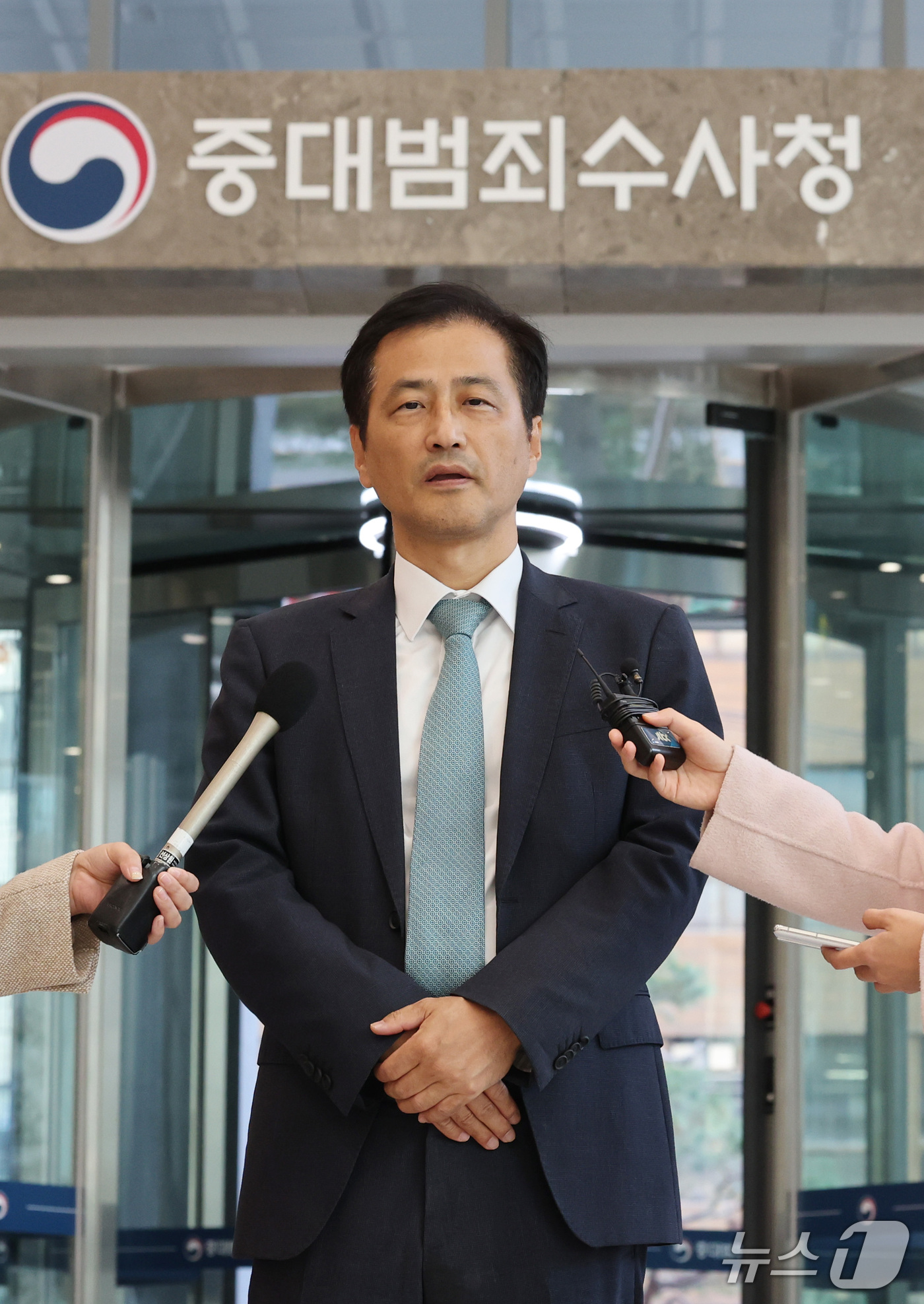 (서울=뉴스1) 박지혜 기자 = 이태한 선관위 특별검사가 23일 오후 서울 중구 중대범죄수사청을 찾아 취재진의 질문에 답하고 있다.이 특검은 추가 수사 인력 파견을 요청한 지 2주 …