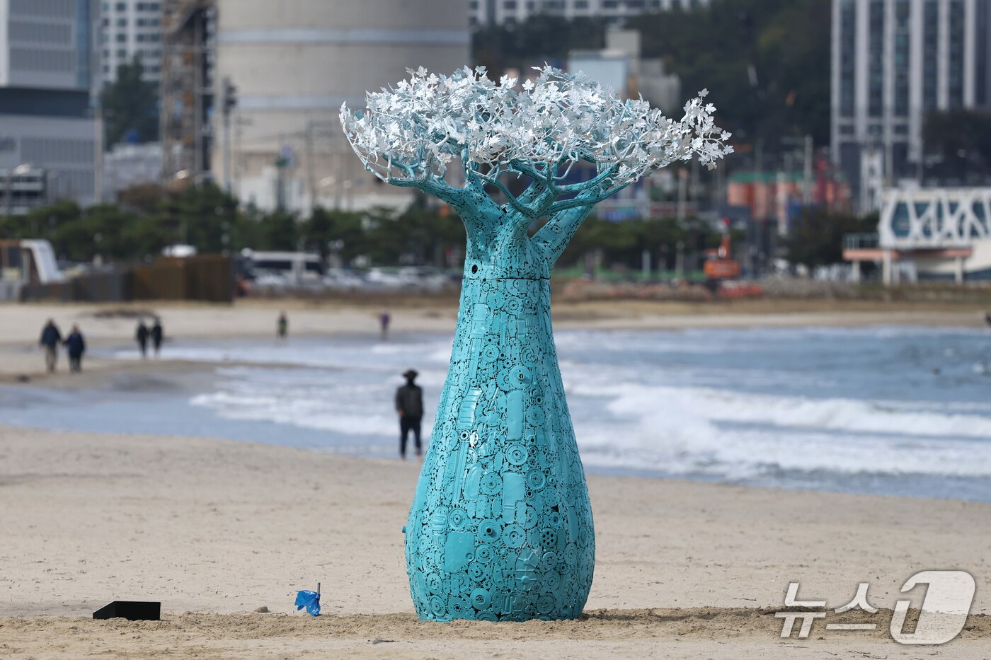 본문 이미지 - 23일 오후 경북 포항시 송도해수욕장 백사장에 '2026 포항 스틸아트 페스티벌' 작품들이 설치돼 있다. 2026.10.23 ⓒ 뉴스1 최창호 기자