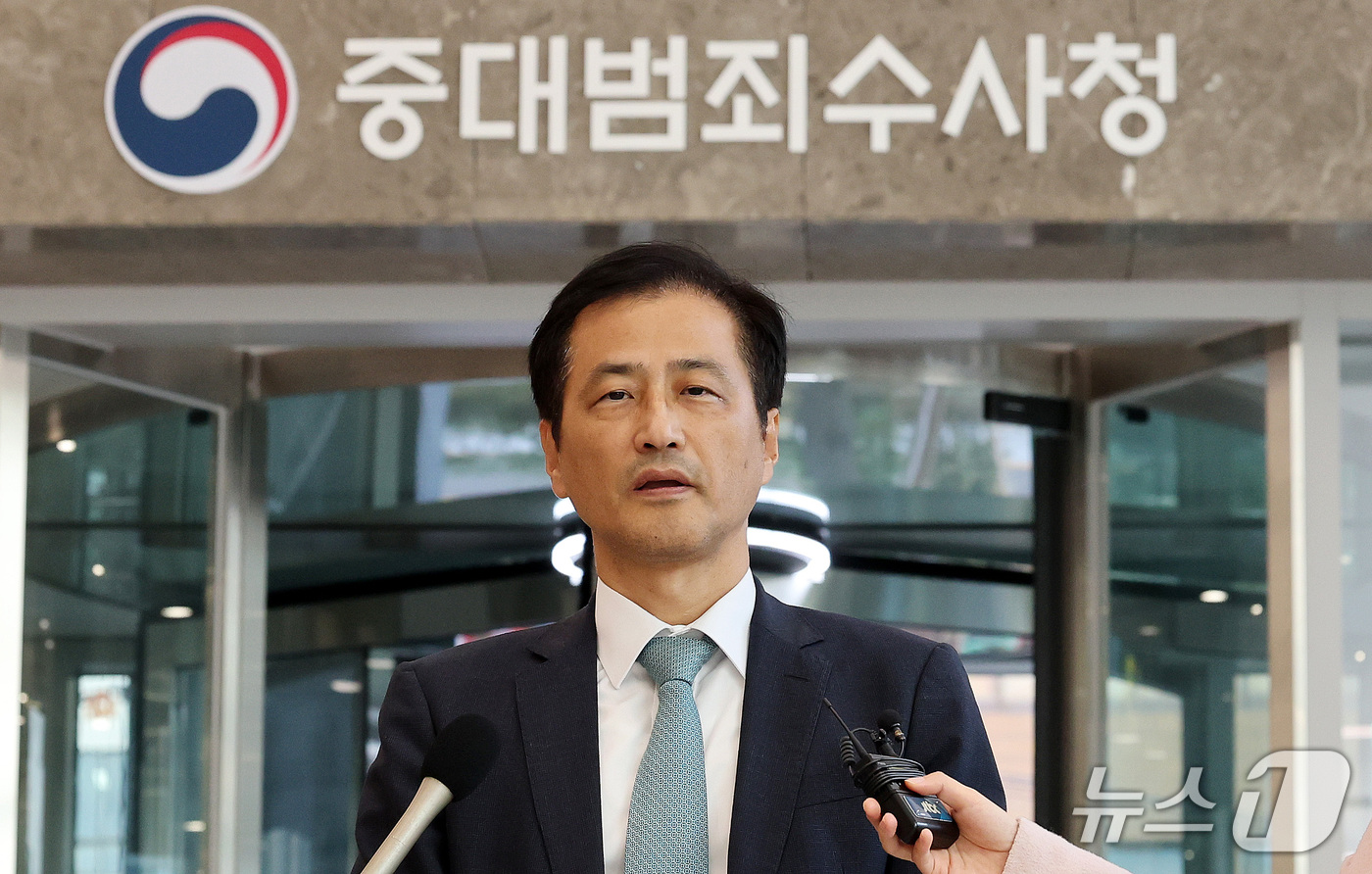 (서울=뉴스1) 박지혜 기자 = 이태한 선관위 특별검사가 23일 오후 서울 중구 중대범죄수사청을 찾아 취재진의 질문에 답하고 있다.이 특검은 추가 수사 인력 파견을 요청한 지 2주 …