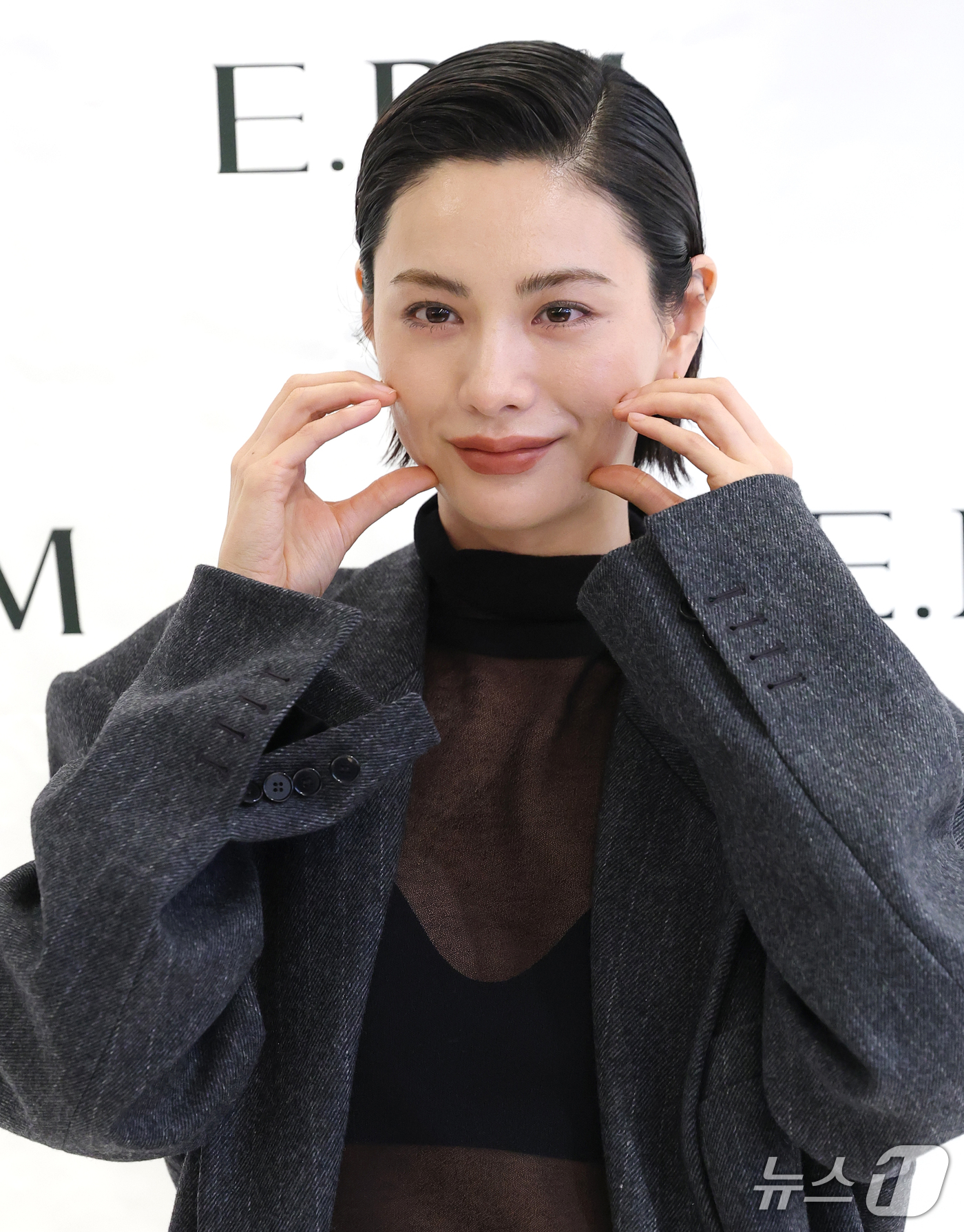 (서울=뉴스1) 권현진 기자 = 탑과 열애 중인 배우 나나가 23일 서울 중구 롯데백화점 본점에서 열린 패션브랜드 E.B.M 포토콜에 참석해 포즈를 취하고 있다. 2026.10.2 …
