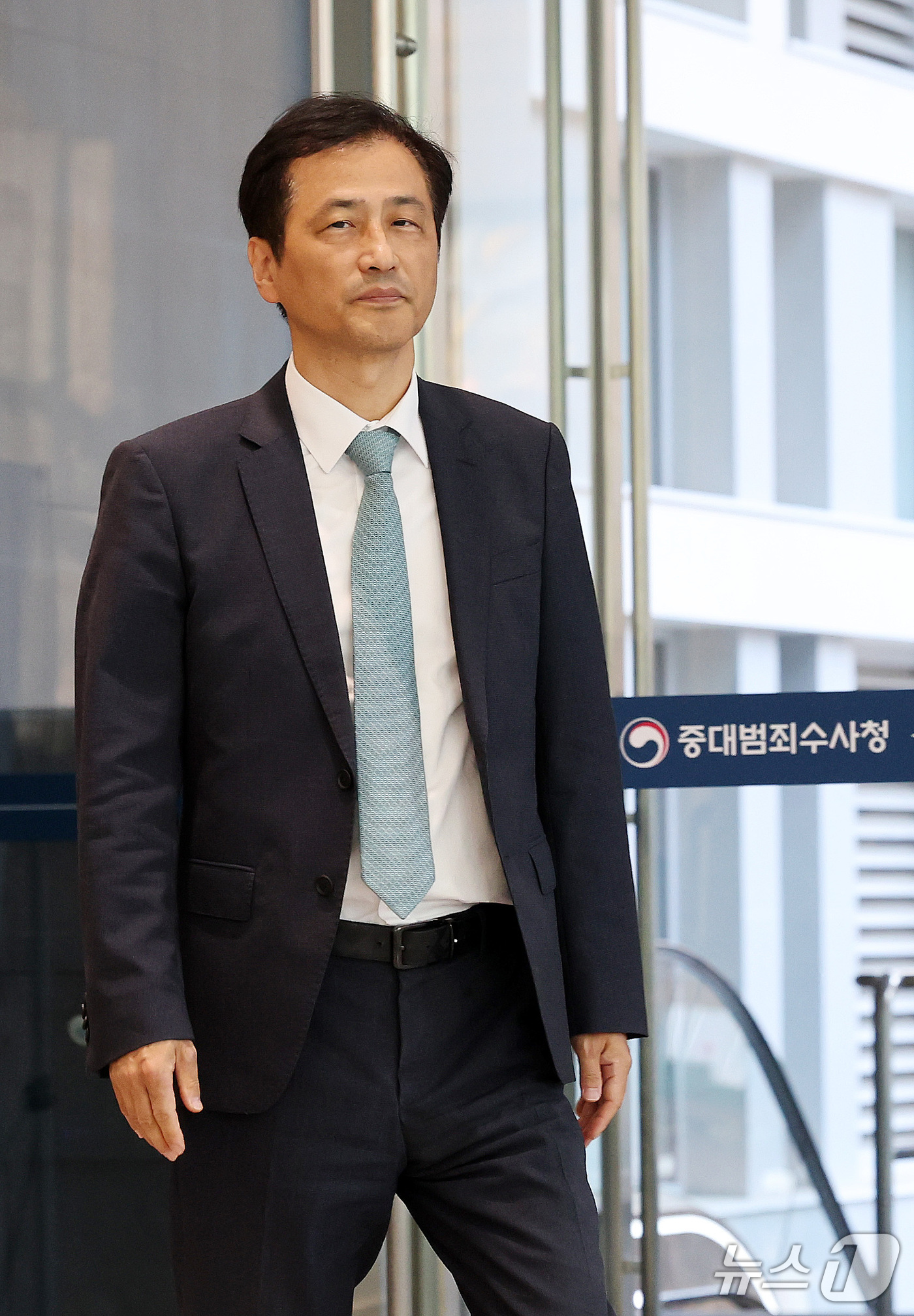 (서울=뉴스1) 박지혜 기자 = 이태한 선관위 특별검사가 23일 오후 서울 중구 중대범죄수사청에 도착하고 있다.이 특검은 추가 수사 인력 파견을 요청한 지 2주 넘게 인력 충원이 …