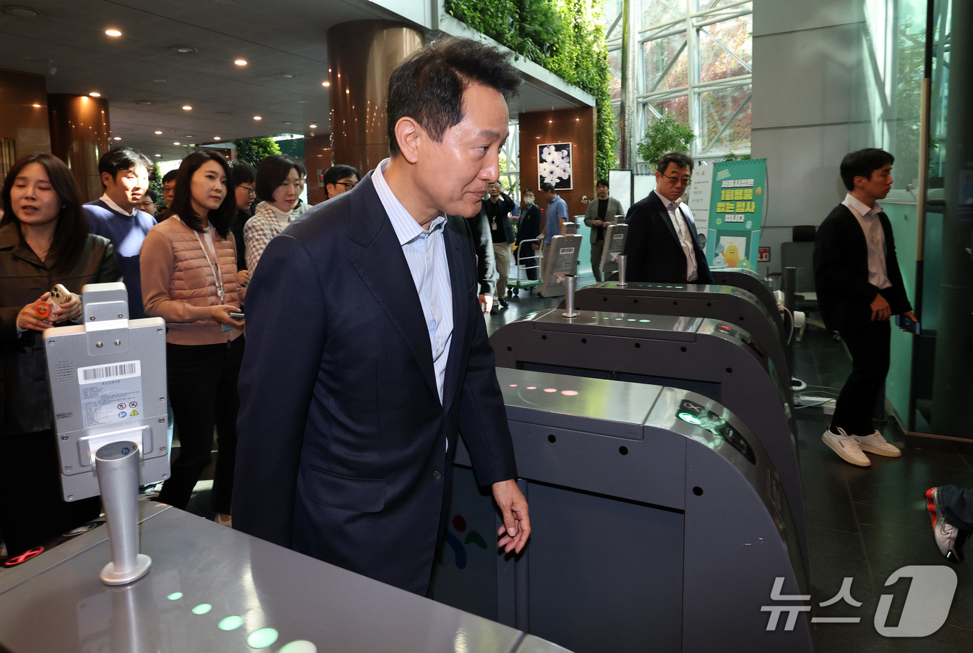 (서울=뉴스1) 박세연 기자 = '여론조사비 대납' 의혹으로 기소돼 2심에서 무죄를 선고 받은 오세훈 서울시장이 23일 오후 중구 서울시청으로 들어서고 있다.  2026.10.23 …