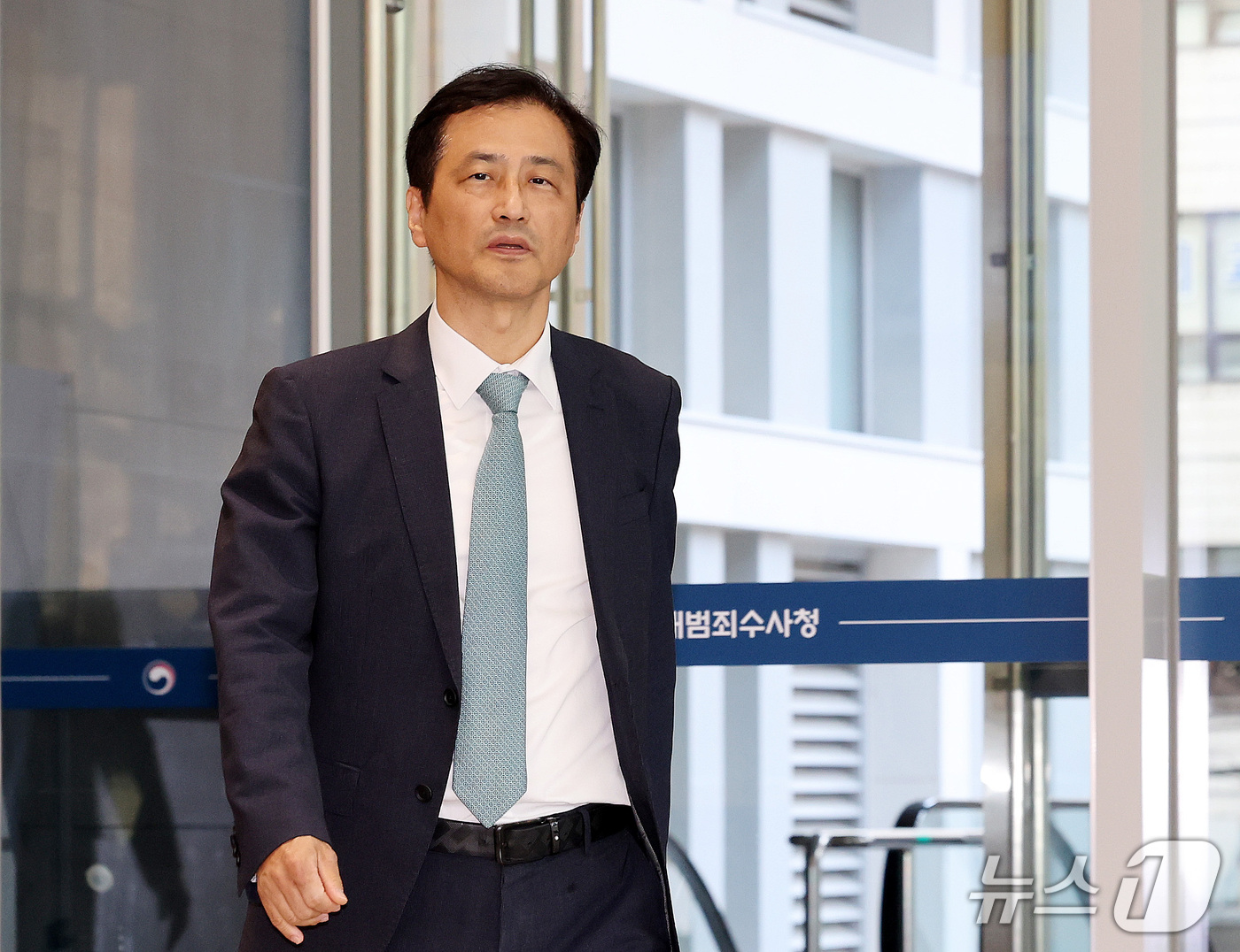 (서울=뉴스1) 박지혜 기자 = 이태한 선관위 특별검사가 23일 오후 서울 중구 중대범죄수사청에 도착하고 있다.이 특검은 추가 수사 인력 파견을 요청한 지 2주 넘게 인력 충원이 …