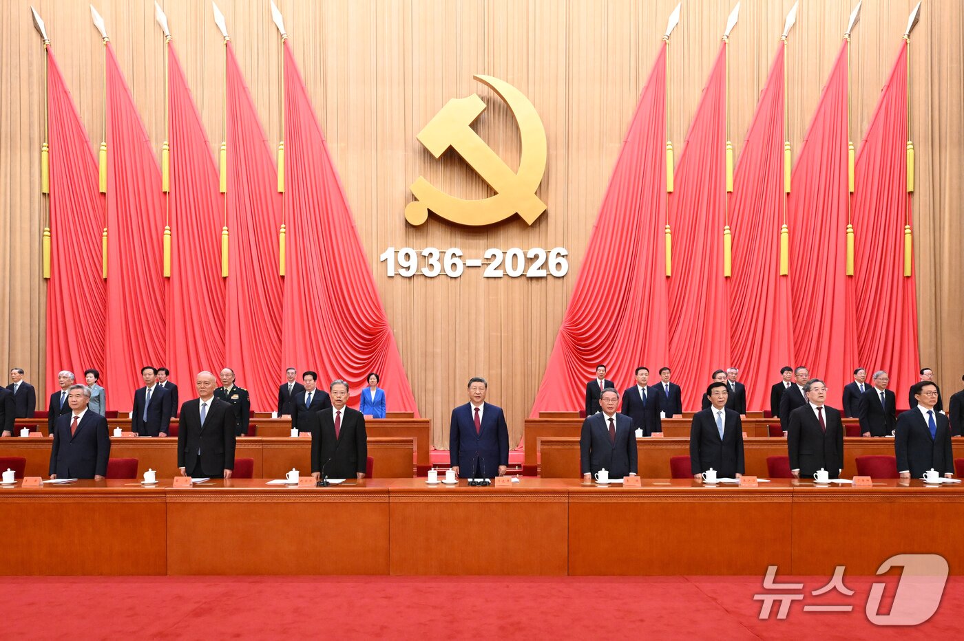 본문 이미지 - 지난 22일 중국 베이징 인민대회당에서 '홍군 장정 승리 90주년 기념대회'가 열리고 있다. 이날 대회에는 시진핑 국가주석, 리창 국무원 총리, 자오러지 전국인민대표대회(전인대) 상무위원장, 왕후닝 전국인민정치협상회의(정협) 주석, 차이치 중앙서기처 서기, 딩쉐샹 국무원 상무부총리, 리시 중앙기율검사위원회 서기, 한정 국가부주석이 참석했다. 2026.10.22 ⓒ 신화=뉴스1
