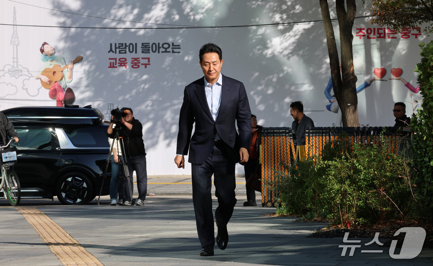 (서울=뉴스1) 박세연 기자 = '여론조사비 대납' 의혹으로 기소돼 2심에서 무죄를 선고 받은 오세훈 서울시장이 23일 오후 중구 서울시청으로 향하고 있다. 2026.10.23/뉴 …