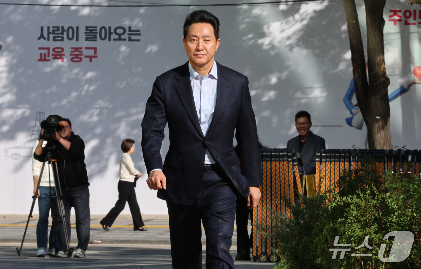 (서울=뉴스1) 박세연 기자 = '여론조사비 대납' 의혹으로 기소돼 2심에서 무죄를 선고 받은 오세훈 서울시장이 23일 오후 중구 서울시청으로 향하고 있다.  2026.10.23/ …