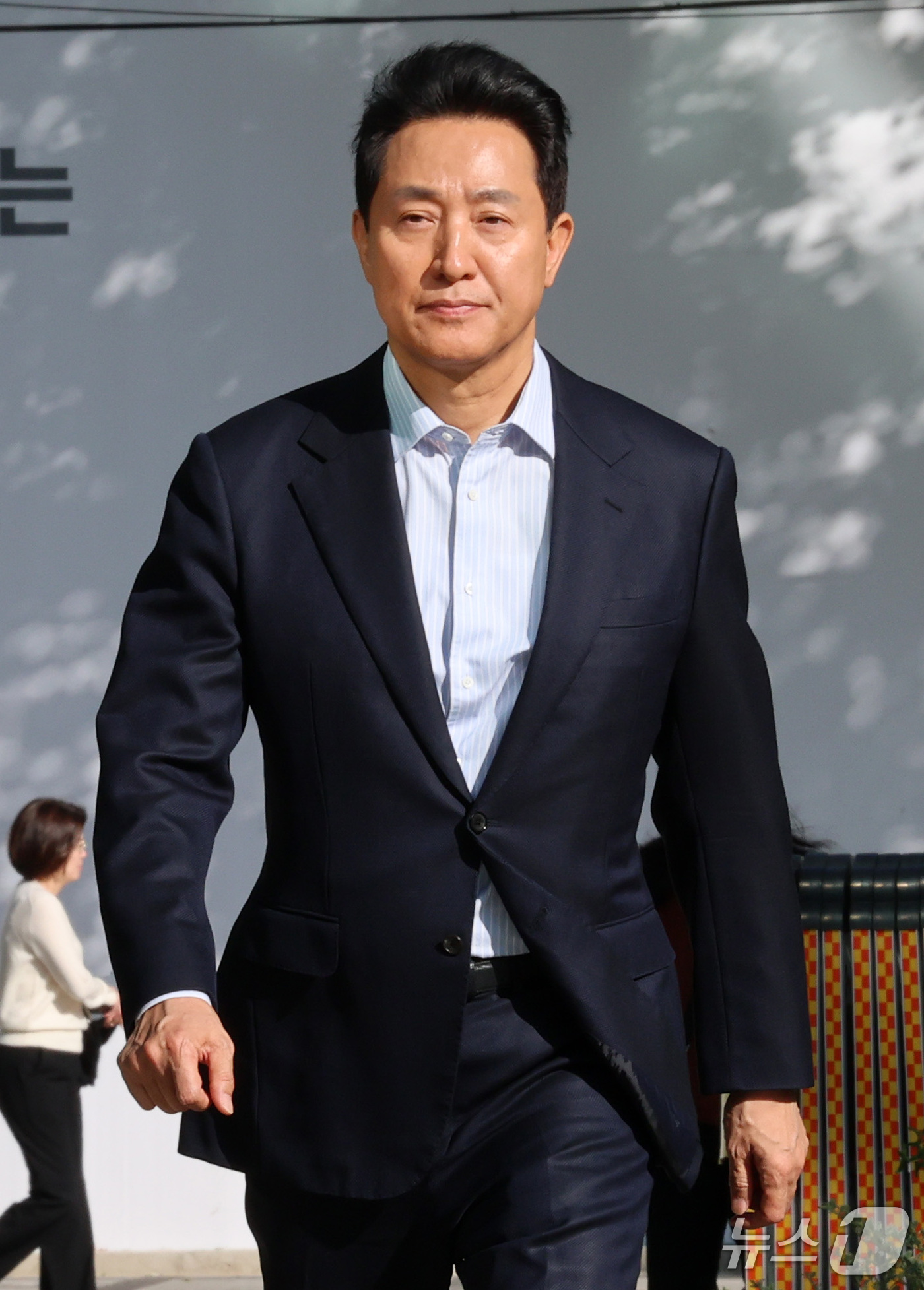 (서울=뉴스1) 박세연 기자 = '여론조사비 대납' 의혹으로 기소돼 2심에서 무죄를 선고 받은 오세훈 서울시장이 23일 오후 중구 서울시청으로 향하고 있다. 2026.10.23/뉴 …