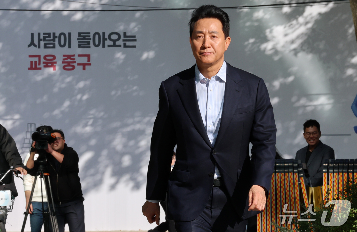 (서울=뉴스1) 박세연 기자 = '여론조사비 대납' 의혹으로 기소돼 2심에서 무죄를 선고 받은 오세훈 서울시장이 23일 오후 중구 서울시청으로 향하고 있다.  2026.10.23/ …