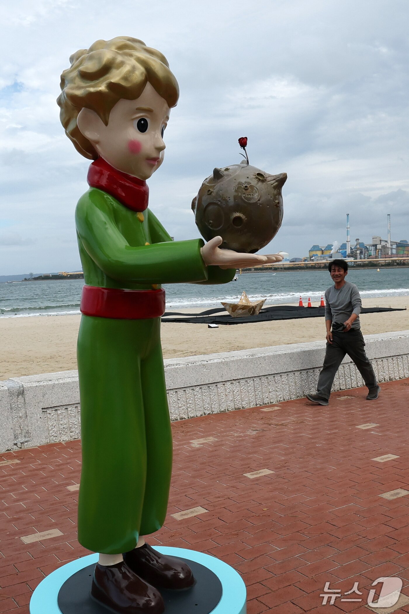 본문 이미지 - 23일 오후 경북 포항시 송도해수욕장 백사장에 '2026 포항 스틸아트 페스티벌' 작품들이 설치돼 있다. 2026.10.23 ⓒ 뉴스1 최창호 기자