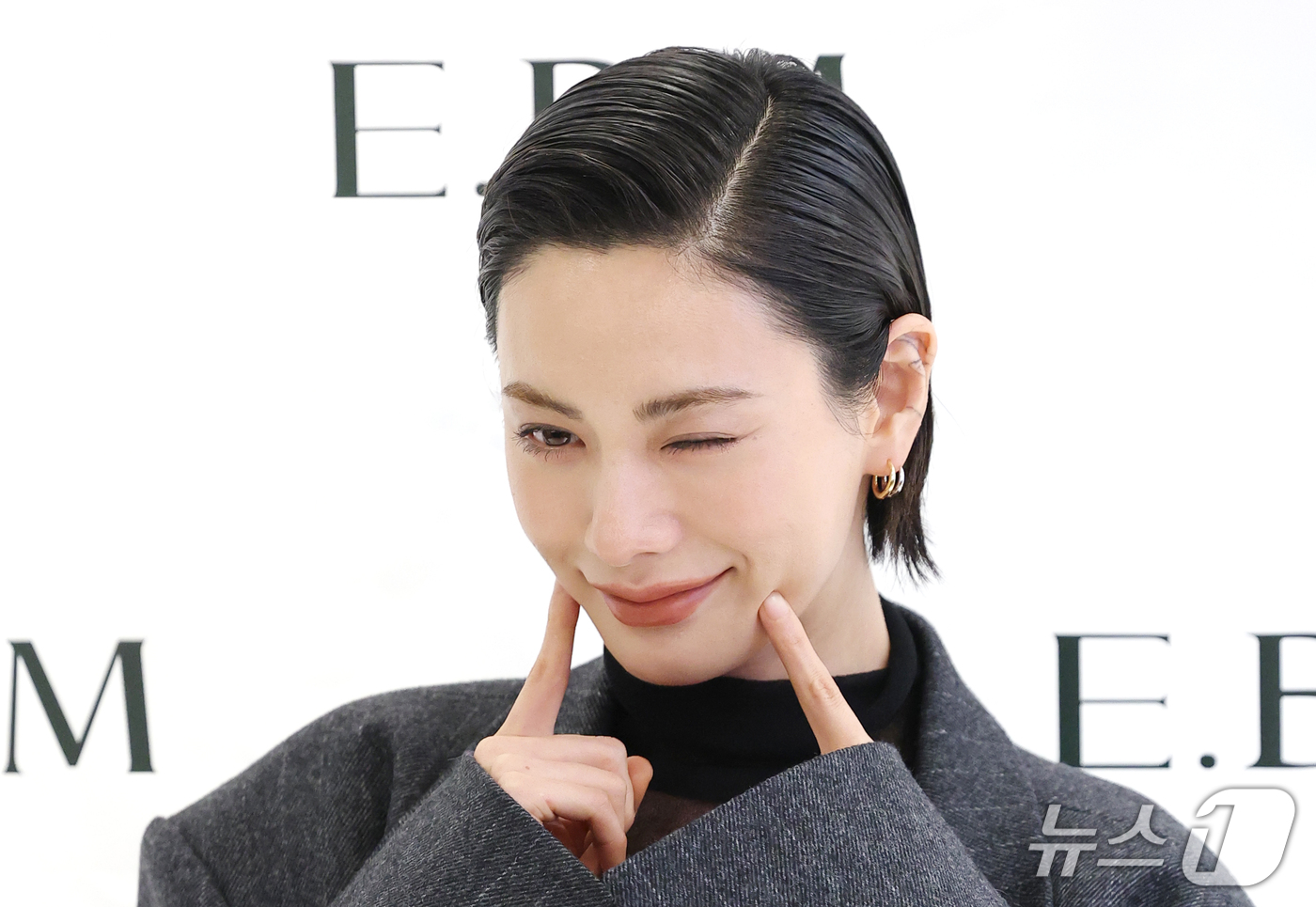 (서울=뉴스1) 권현진 기자 = 배우 나나가 23일 서울 중구 롯데백화점 본점에서 열린 패션브랜드 E.B.M 포토콜에 참석해 포즈를 취하고 있다. 2026.10.23/뉴스1