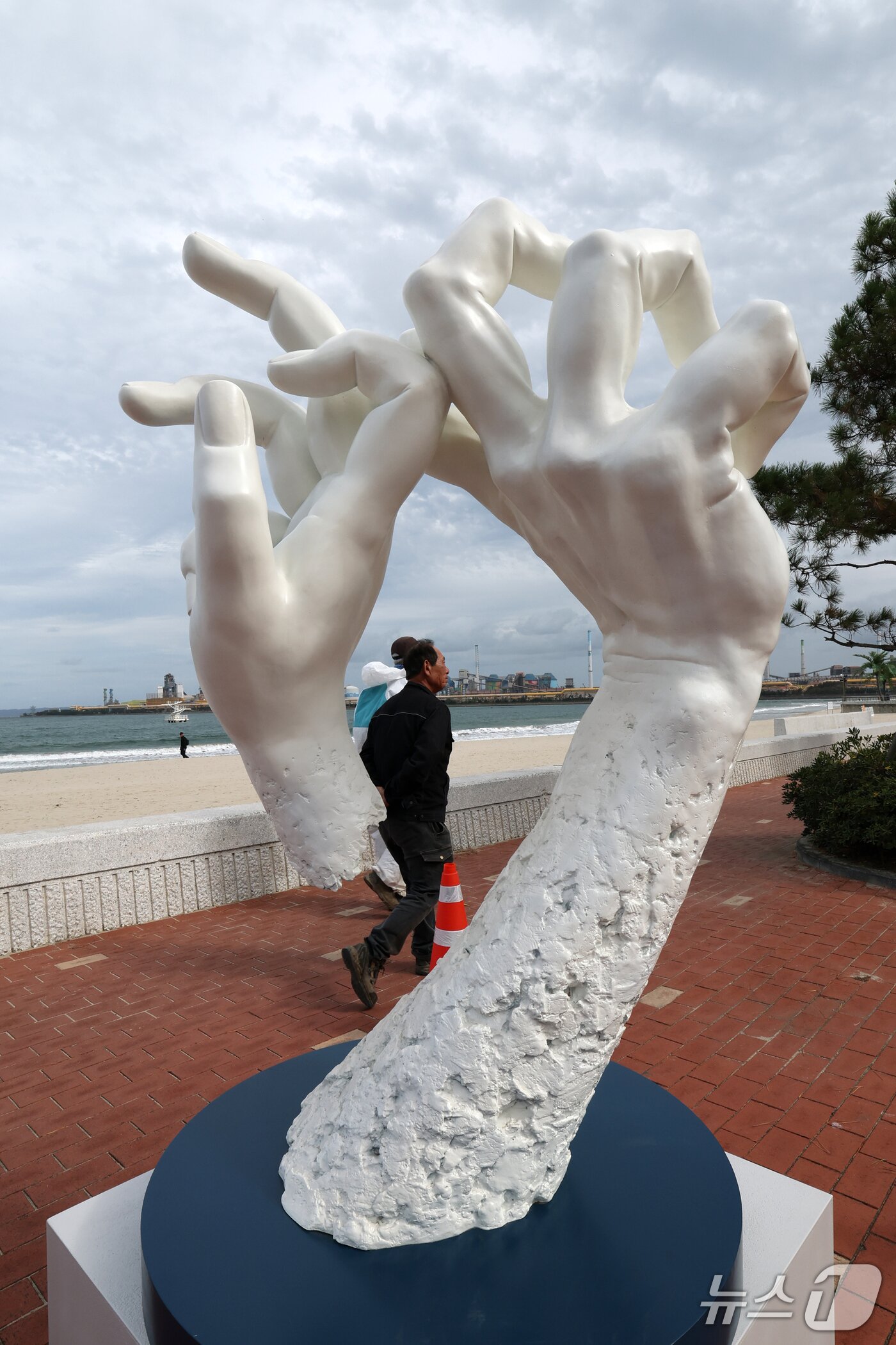 본문 이미지 - 23일 오후 경북 포항시 송도해수욕장 백사장에 '2026 포항 스틸아트 페스티벌' 작품들이 설치돼 있다. 2026.10.23 ⓒ 뉴스1 최창호 기자