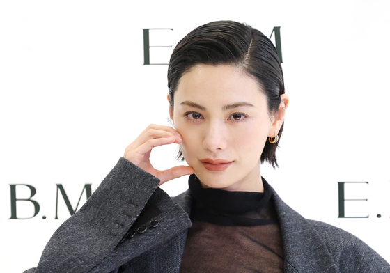 나나, 시스루 패션