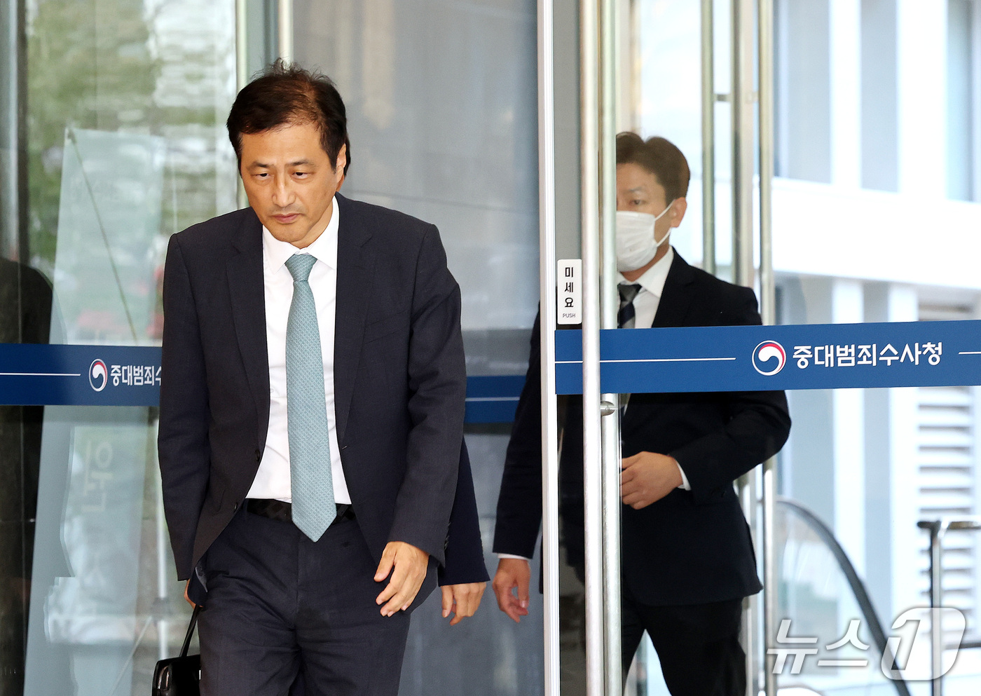(서울=뉴스1) 박지혜 기자 = 이태한 선관위 특별검사가 23일 오후 서울 중구 중대범죄수사청에 도착하고 있다.이 특검은 추가 수사 인력 파견을 요청한 지 2주 넘게 인력 충원이 …
